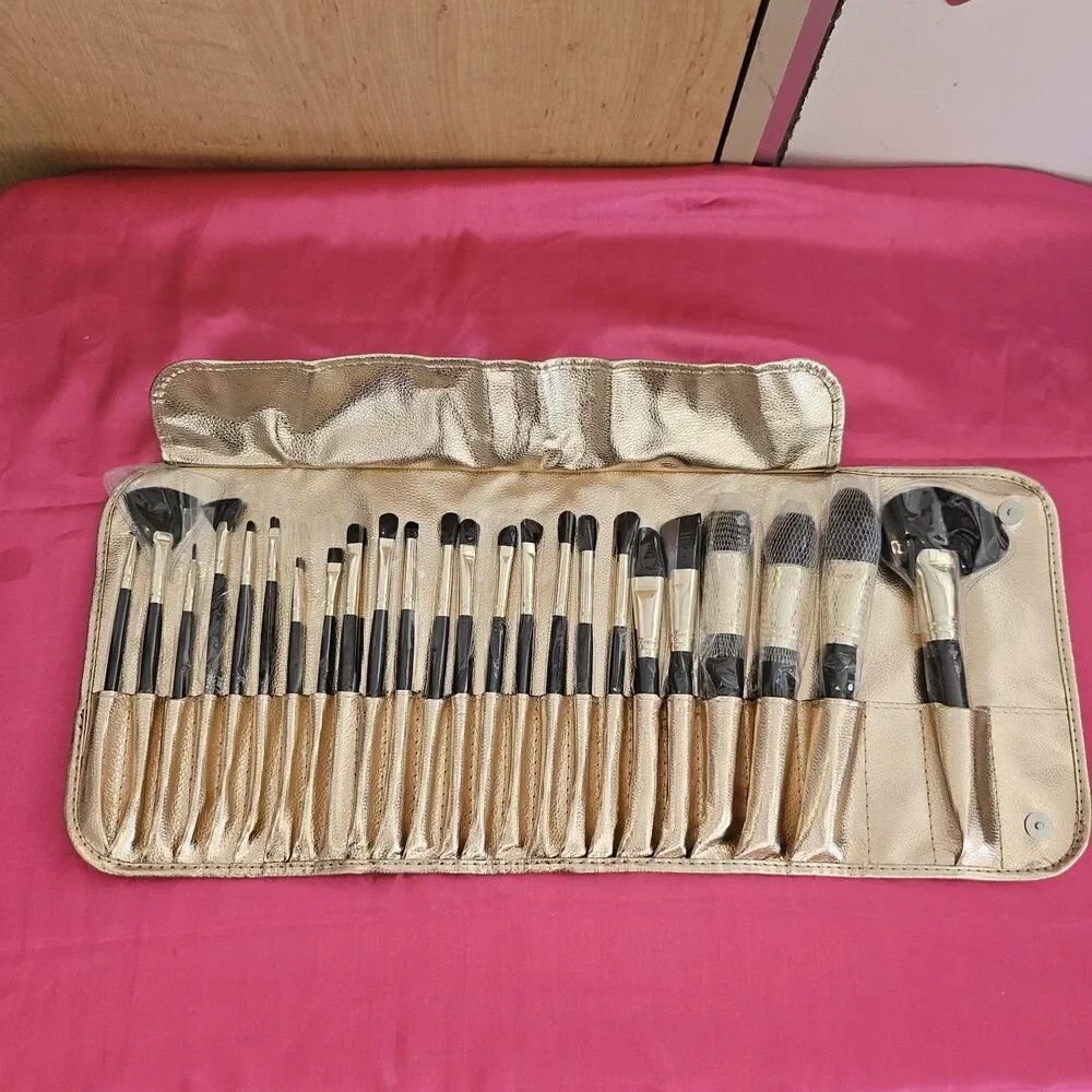 New B.B.W. Cosmetics 24 Piece Makeup Brush Set Travel Carrying Case Gold